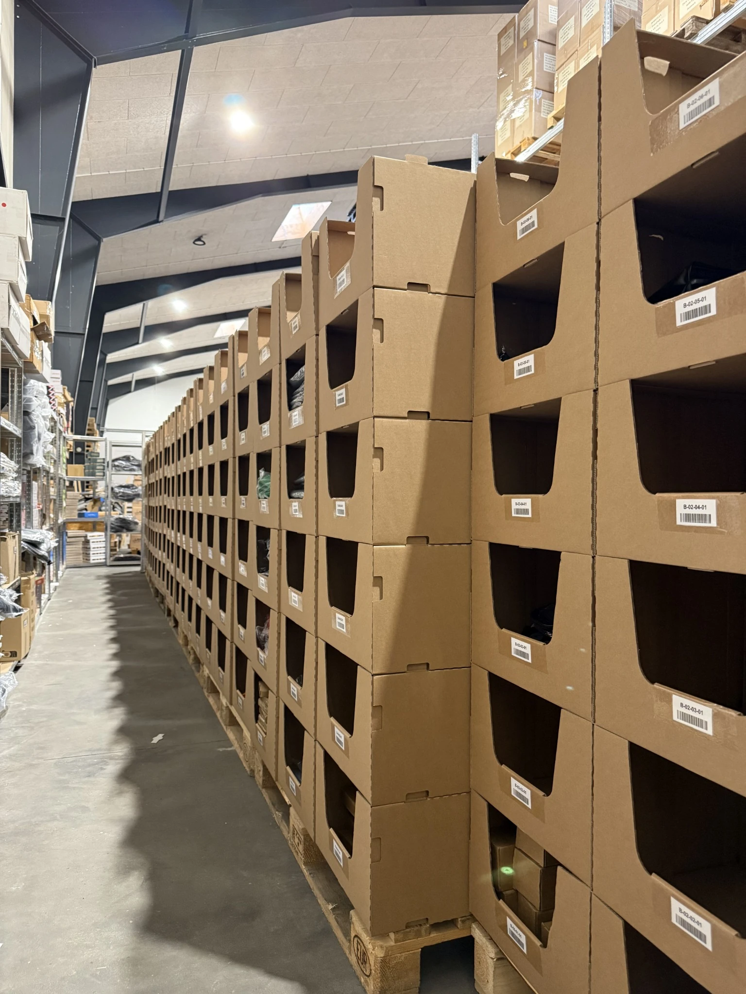 Organiserede plukkasser på LoketPacks lager
